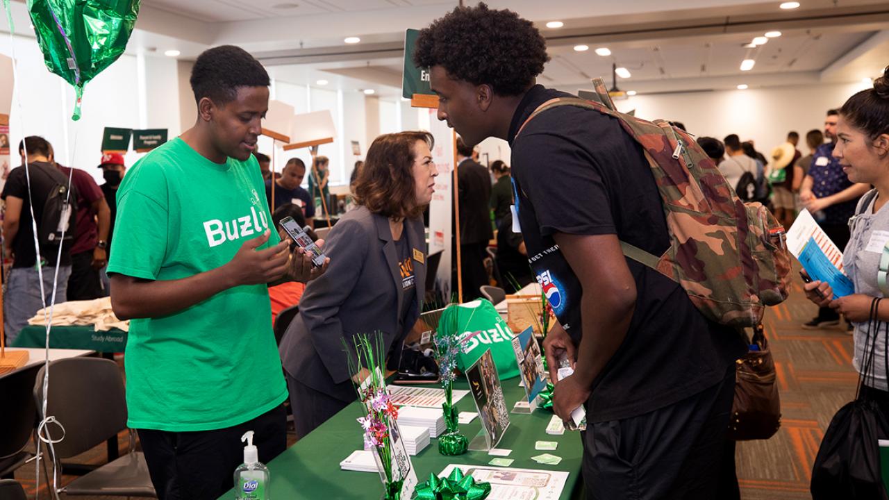 student entrepreneurs tabling with their app at Sacramento State orientation